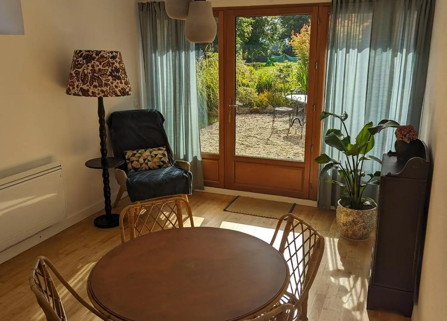 Holiday home Un Cadre Fleuri Villa Cardroc France
