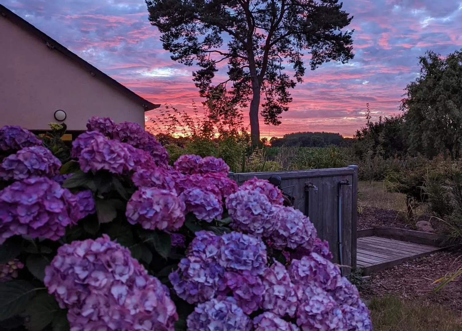 Holiday home Un Cadre Fleuri Villa Cardroc